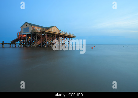 54° Nord Strandbar Restaurant construit sur pilotis sur la plage de Saint- Peter-Ording, Allemagne Banque D'Images