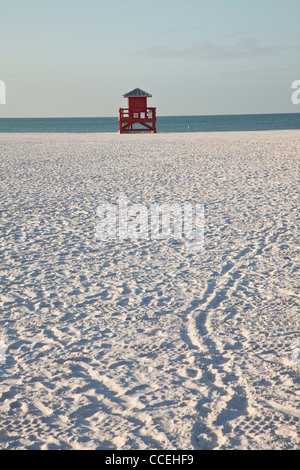 La station de sauvetage rouge sur le sable blanc de poudre célèbre Siesta Key Beach, Sarasota en Floride Banque D'Images