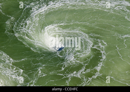 Vortex ou bains à remous avec mousse dans la rivière en tournant ship donnant une couleur vert clair à l'eau Banque D'Images