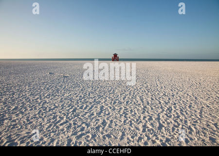 La station de sauvetage rouge sur le sable blanc de poudre célèbre Siesta Key Beach, Sarasota en Floride Banque D'Images