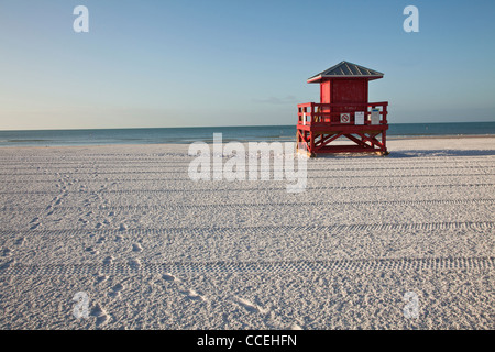 La station de sauvetage rouge sur le sable blanc de poudre célèbre Siesta Key Beach, Sarasota en Floride Banque D'Images