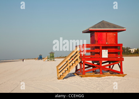 La station de sauvetage rouge sur le sable blanc de poudre célèbre Siesta Key Beach, Sarasota en Floride Banque D'Images