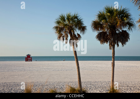 La station de sauvetage rouge sur le sable blanc de poudre célèbre Siesta Key Beach, Sarasota en Floride Banque D'Images