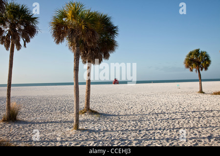 La station de sauvetage rouge sur le sable blanc de poudre célèbre Siesta Key Beach, Sarasota en Floride Banque D'Images