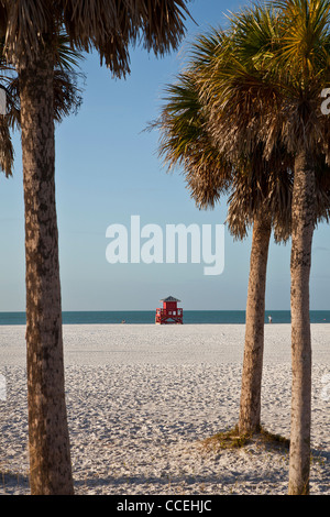 La station de sauvetage rouge sur le sable blanc de poudre célèbre Siesta Key Beach, Sarasota en Floride Banque D'Images