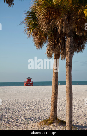 La station de sauvetage rouge sur le sable blanc de poudre célèbre Siesta Key Beach, Sarasota en Floride Banque D'Images