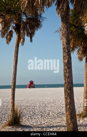 La station de sauvetage rouge sur le sable blanc de poudre célèbre Siesta Key Beach, Sarasota en Floride Banque D'Images