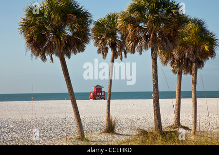 La station de sauvetage rouge sur le sable blanc de poudre célèbre Siesta Key Beach, Sarasota en Floride Banque D'Images