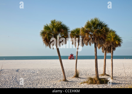 La station de sauvetage rouge sur le sable blanc de poudre célèbre Siesta Key Beach, Sarasota en Floride Banque D'Images