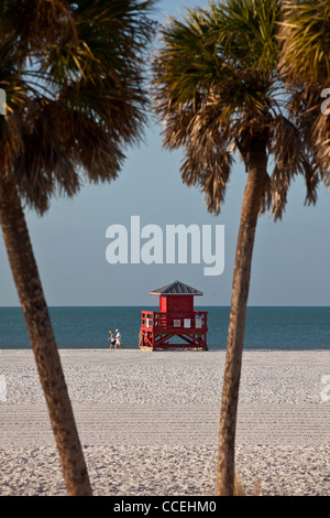 La station de sauvetage rouge sur le sable blanc de poudre célèbre Siesta Key Beach, Sarasota en Floride Banque D'Images