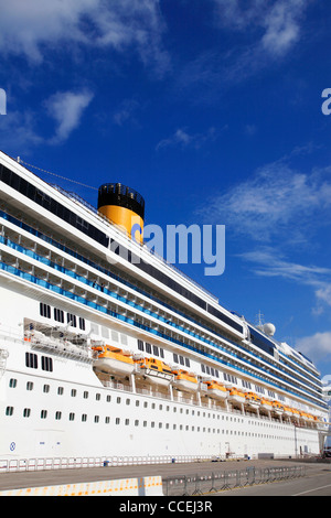 Croisière Costa Concordia navire amarré dans le port de Palerme , Italie sur belle journée ensoleillée avec ciel bleu le 12 novembre 2011 Banque D'Images