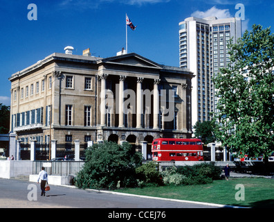 Apsley House, No1 Piccadilly, Hyde Park Corner, accueil du 1er duc de Wellington The Iron Duke London England UK bus bus rouge Banque D'Images