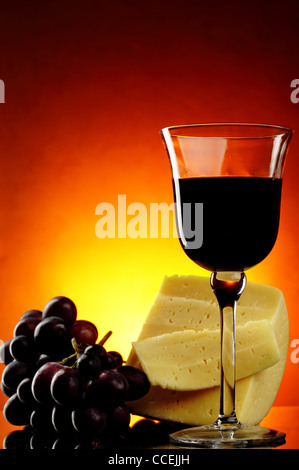 Nature morte avec raisins, du fromage et du vin rouge Banque D'Images