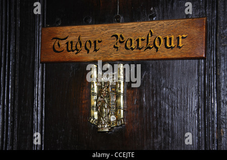 Salon de Tudor signe dans l'auberge de couronne, le Livre vert, Chiddingfold, Surrey, Angleterre, Royaume-Uni Banque D'Images