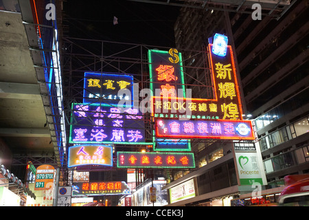 Panneaux de publicité au néon au-dessus de Nathan Road Kowloon Hong Kong Hong Kong Chine Asie Banque D'Images