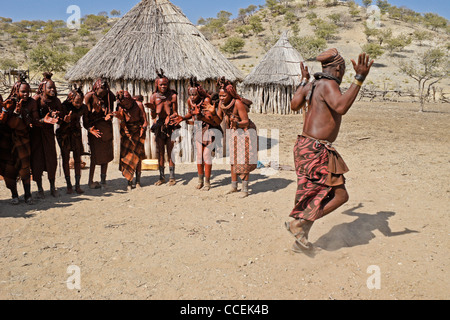 Le chant des femmes Himba et l'homme danser dans village près d'Opuwo, Namibie Banque D'Images