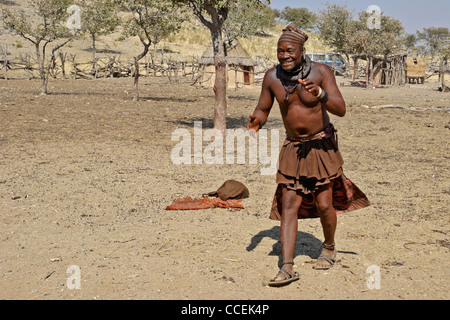 Chef Himba (chef de clan) dans village près d'Opuwo, Namibie Banque D'Images