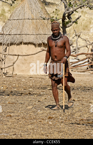 Chef Himba (chef de clan) marche dans village près d'Opuwo, Namibie Banque D'Images