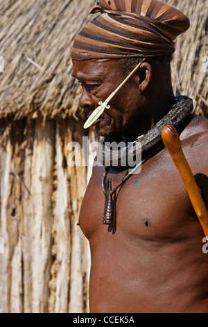 Chef Himba (chef de clan) dans village près d'Opuwo, Namibie Banque D'Images