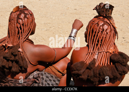 Les femmes Himba près d'Opuwo, Namibie Banque D'Images