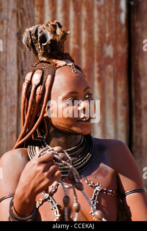 Femme Himba mariés avec des cheveux tressés et erembe près d'Opuwo, Namibie Banque D'Images