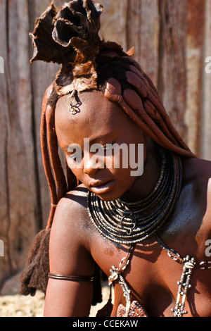 Femme Himba mariés avec des cheveux tressés et erembe près d'Opuwo, Namibie Banque D'Images