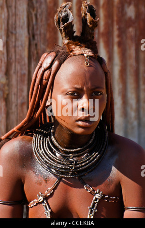 Femme Himba mariés avec des cheveux tressés et erembe près d'Opuwo, Namibie Banque D'Images