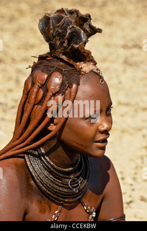 Femme Himba mariés avec des cheveux tressés et erembe près d'Opuwo, Namibie Banque D'Images