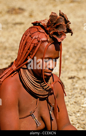 Femme Himba mariés avec des cheveux tressés et erembe près d'Opuwo, Namibie Banque D'Images