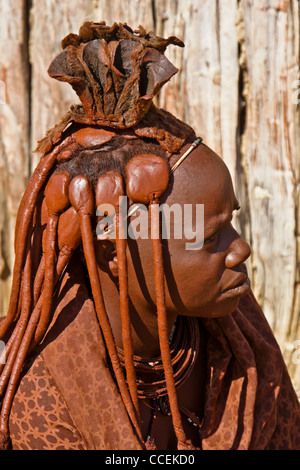 Femme Himba mariés avec des cheveux tressés et erembe près d'Opuwo, Namibie Banque D'Images