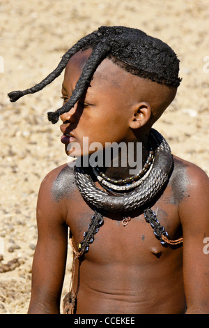 Jeune fille Himba avec cheveux tressés dans village près d'Opuwo, Namibie Banque D'Images