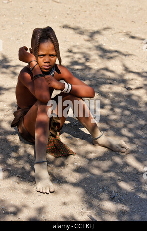 Jeune fille Himba dans village près d'Opuwo, Namibie Banque D'Images