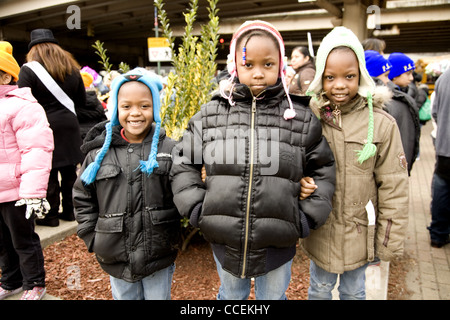 2012 Three Kings Day Parade, Brooklyn, New York. Trois sœurs regarder le défilé Banque D'Images