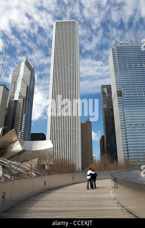 Un homme et une femme sur le pont de BP. Chicago, Illinois, United States Banque D'Images