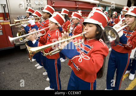 2012 Three Kings Day Parade, Brooklyn, New York. Junior High school Marching Band dans la parade. Banque D'Images