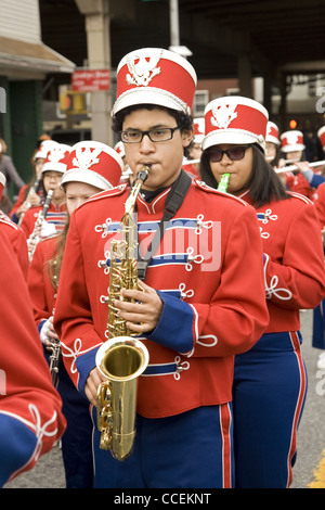 2012 Three Kings Day Parade, Brooklyn, New York. Junior High school Marching Band dans la parade. Banque D'Images