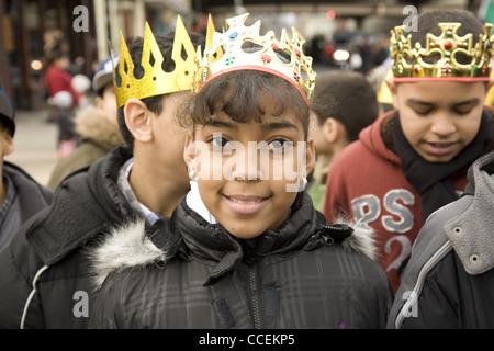 2012 Three Kings Day Parade, Brooklyn, New York. École élémentaire locale des groupes mars dans le défilé. Banque D'Images