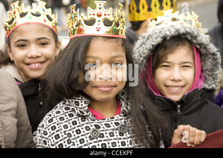 2012 Three Kings Day Parade, Brooklyn, New York. École élémentaire locale des groupes mars dans le défilé. Banque D'Images