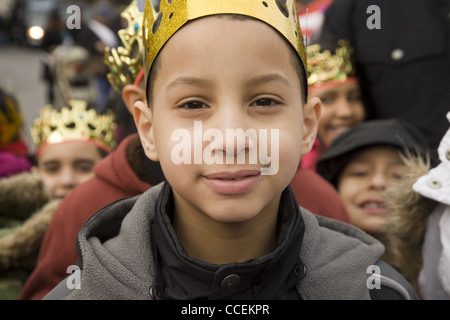 2012 Three Kings Day Parade, Brooklyn, New York. École élémentaire locale des groupes mars dans le défilé. Banque D'Images