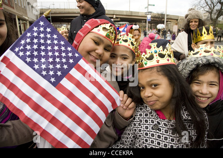 2012 Three Kings Day Parade, Brooklyn, New York. École élémentaire locale des groupes mars dans le défilé. Banque D'Images