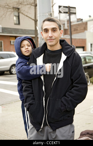 2012 Three Kings Day Parade, Brooklyn, New York. Spectateurs le long de la route. Jeune père et fils. Banque D'Images