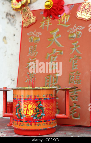 Détail de l'encens brûlant modifier l'extérieur chinois accueil dans le quartier chinois. Kuala Lumpur, Wilayah Persekutuan, Malaisie, Asie du Sud-Est Banque D'Images