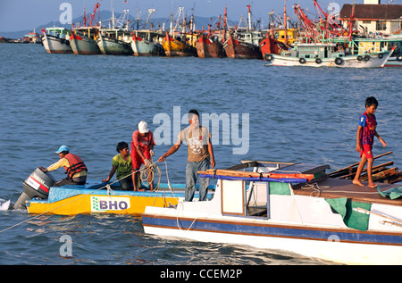 Flotte de bateaux de pêche en bois et bateaux-taxis sur le front de mer à Kota Kinabalu, Bornéo, Malaisie Banque D'Images