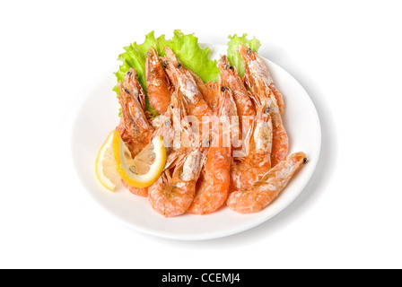 Crevettes savoureuses avec du citron et de la laitue isolé sur fond blanc Banque D'Images