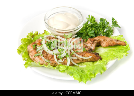 Rôti avec la sauce et les légumes isolé sur fond blanc Banque D'Images