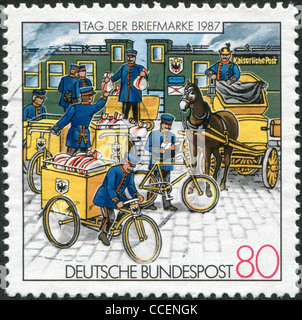 Allemagne - circa 1987 : timbre imprimé en Allemagne, indique le lieu de chargement et le courrier électronique à la station en Prusse (1897), vers 1987 Banque D'Images