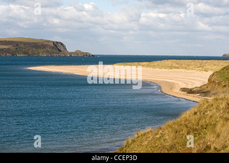 Une plage vide s'étend à l'embouchure de la rivière Camel, Cornwall. Banque D'Images