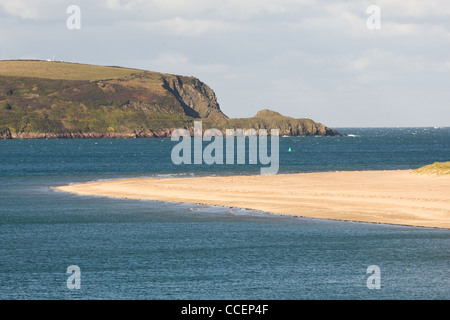 Une plage vide s'étend à l'embouchure de la rivière Camel, Cornwall. Banque D'Images