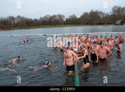 Les nageurs courageux de la Serpentine swimming club , sortir de l'eau froide après Noël il y a le matin. Banque D'Images