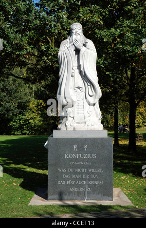 Statue de Confucius dans le jardin chinois dans les jardins du monde à Berlin. Banque D'Images